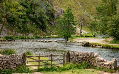 Wandelen door Davedale vanuit Ilam